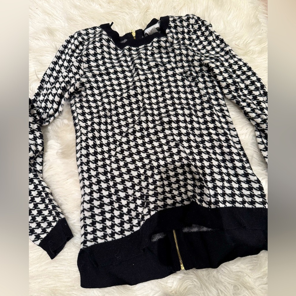 Houndstooth sweater with zipper on back